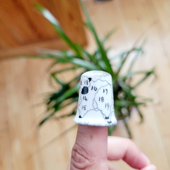 Vintage "Counting Sheep" Dream China Thimble - Picture 3 of 10